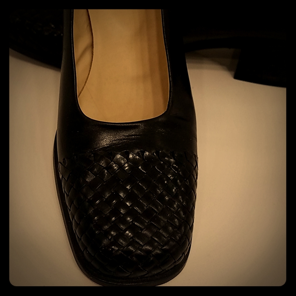 Black leather chunky heel shoe